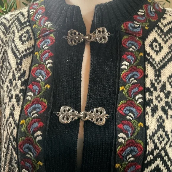 “Scandinavian” Style Embroidered Hook And Eye Closure Long Sleeved Sweater. - Picture 3 of 14